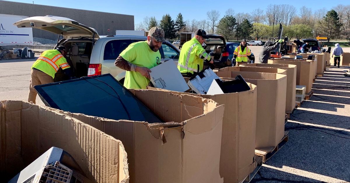 Unloading of discarded items at the 2022 hazardous waste collection event